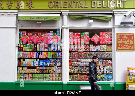 Fenster des Supermarktes in Chinatown Gerrad Straße central London UK Stockfoto