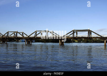 Hölzerne Brücke über den Rio Miranda - Pantanal Park Road Stockfoto