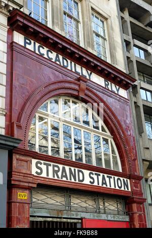 Eingang zur stillgelegten Strang u-Bahnstation London Stockfoto