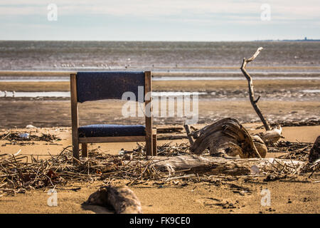 Leeres Haus Stuhl am Strand. Stockfoto