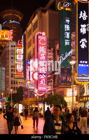 neonbeleuchteten Geschäften entlang der berühmten Nanjing Road, Shanghai, China Stockfoto