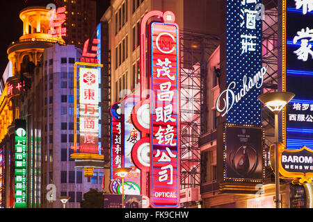 neonbeleuchteten Geschäften entlang der berühmten Nanjing Road, Shanghai, China Stockfoto