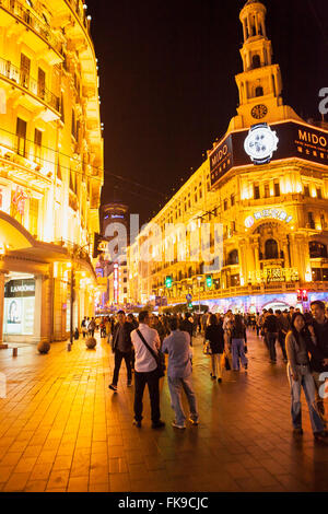 neonbeleuchteten Geschäften entlang der berühmten Nanjing Road, Shanghai, China Stockfoto