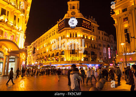 neonbeleuchteten Geschäften entlang der berühmten Nanjing Road, Shanghai, China Stockfoto