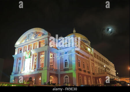 Nachtansicht des Teatro Amazonas im Praça Sao Sebastiao - Zentrum von Manaus - AM Stockfoto