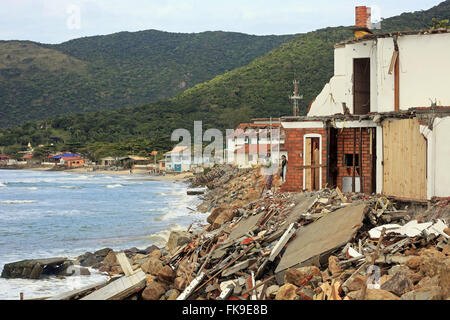 Surfen Sie am Praia da Armacao Stadt Florianopolis Stockfoto