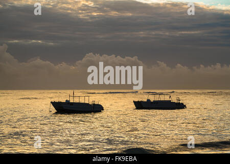 Bunte Sonnenaufgang über dem Atlantik. Dominikanische Republik, Bavaro-Strand. Stockfoto