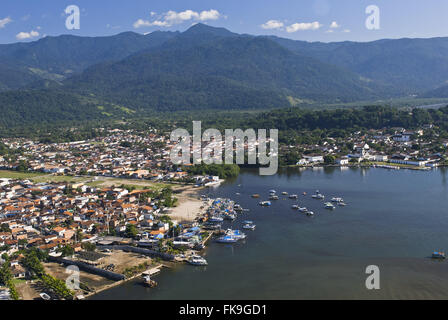 Boote in den Hafen von Paraty und historischen Zentrum der Stadt direkt - Serra do Mar nach unten Stockfoto