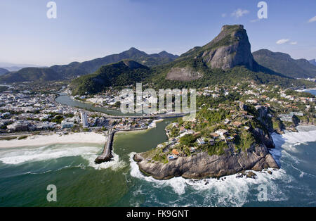 Luftaufnahme von Barra da Tijuca mit Wellenbrecher und Kanal Teich Marapendi Stockfoto