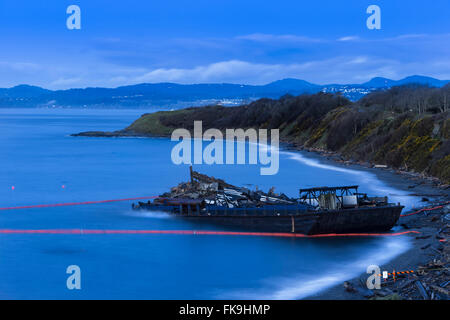 Gestrandete gestrandeten Schiff beladen mit Bauschutt auf Clover Point Strand-Victoria, British Columbia, Kanada. Stockfoto