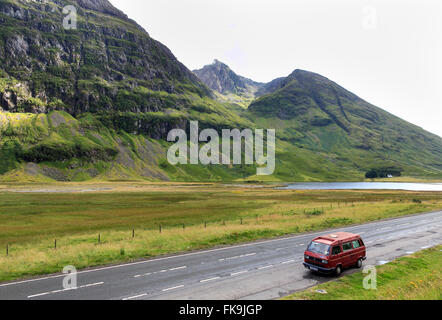 Die A82 Trunk Road am Loch Achtriochtan in Glen Coe Landscape unter die Three Sisters in den westlichen Highlands von Schottland. Stockfoto