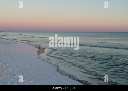 Der Strand bei Sonnenuntergang auf Okaloosa Island. Stockfoto