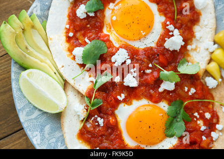 Nahaufnahme von Huevos Rancheros mit in Scheiben geschnittenen avocado Stockfoto