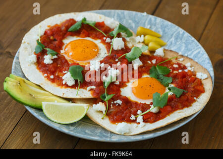Frühstück mit Spiegelei und sauce auf gegrilltes Tortilla, Mexicanhuevos rancheros Stockfoto