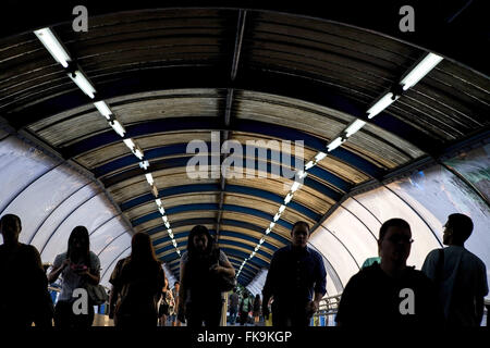 Passagiere auf dem Laufsteg der Saison Barra Funda Metro - blaue Linie Stockfoto