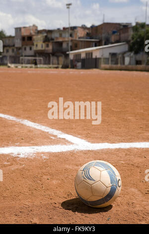 Abgrenzung und Ball auf Fußballplatz der Aue Stockfoto