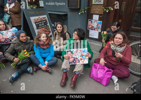 London, UK. 7. März 2016. Menschen bei der Mahnwache vor der Botschaft Honduras zu erinnern und fordern Gerechtigkeit für Umwelt-Aktivist Berta Cáceres, Anführer der bürgerlichen Rat beliebt und indigenen Organisationen von Honduras (COPINH) am 3. März in ihrem Haus ermordet sitzen auf dem Bürgersteig vor der Botschaft Tür warten zwei Vertreter, die gegangen sind, um mit der honduranischen Charged'Affaires sprechen. Peter Marshall/Alamy Live-Nachrichten Stockfoto