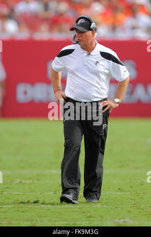 Tampa, FL, USA. 25. Sep, 2011. Atlanta Falcons head Coach Mike Smith während der Falken-Spiel gegen die Tampa Bay Buccaneers im Raymond James Stadium am 25. September 2011 in Tampa, FL. © Scott A. Miller/ZUMA Draht/Alamy Live News Stockfoto