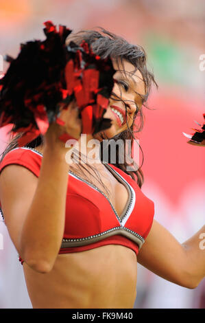 Tampa, FL, USA. 25. Sep, 2011. Tampa Bay Buccaneers Cheerleader führt, während die Bucs-Spiel gegen die Atlanta Falcons im Raymond James Stadium am 25. September 2011 in Tampa, FL. © Scott A. Miller/ZUMA Draht/Alamy Live News Stockfoto