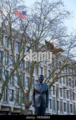 London, UK - 24. Februar 2016: Statue von Ronald Reagan vor der amerikanischen Botschaft in Grosvenor Square, Mayfair, London Stockfoto