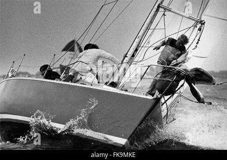 AJAXNETPHOTO. 1977. SOLENT, ENGLAND. -SCHWERE WETTER - AKTION IN DER KÖNIGLICHEN LYMINGTON CUP MATCH RACING SERIE.  FOTO: JONATHAN EASTLAND/AJAX REF: NF/NOV400/77 RRP AG MASTER Stockfoto