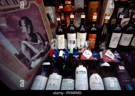 AJAXNETPHOTO. PARIS, FRANKREICH. -ERLESENE WEINE IM ANGEBOT - EIN WEIN HÄNDLER SCHAUFENSTER DER SPÄTEN 1990ER JAHRE WEINE ZUM VERKAUF MIT PREISETIKETTEN IN FRANZÖSISCHEN FRANCS.  FOTO: JONATHAN EASTLAND/AJAX REF: 101256 Stockfoto