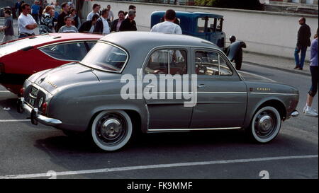 AJAXNETPHOTO - TRIEL, FRANKREICH - KLASSISCHE FRANZÖSISCHE LIMOUSINE - 1961 RENAULT DAUPHINE - ONDINE - IN A STRAßE GEPARKT. FOTO: JONATHAN EASTLAND/AJAX. REF: 101370 Stockfoto