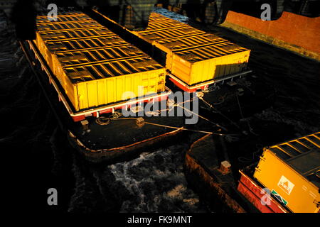 AJAXNETPHOTO. LONDON, ENGLAND. -BOX SCHIFFE - SCHIFFE BELADEN MIT CONTAINERN AUF DER THEMSE FLUSSABWÄRTS GESCHLEPPT. FOTO: JONATHAN EASTLAND/AJAX REF: M873010 544 Stockfoto