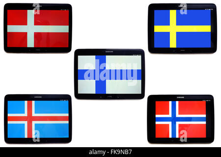 Die skandinavischen Flaggen von Dänemark, Schweden, Finnland, Island und Norwegen auf Tablet-Bildschirme vor einem weißen Hintergrund. Stockfoto