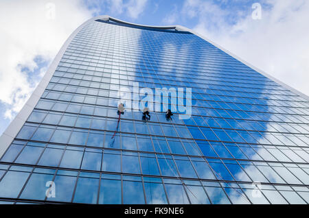 Fensterputzer Abseilen Im Walkie Talkie Building, 20 Fenchurch Street, London, Großbritannien. Stockfoto