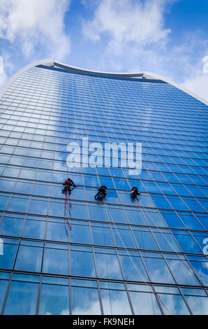 Fensterputzer Abseilen Im Walkie Talkie Building, 20 Fenchurch Street, London, Großbritannien. Stockfoto