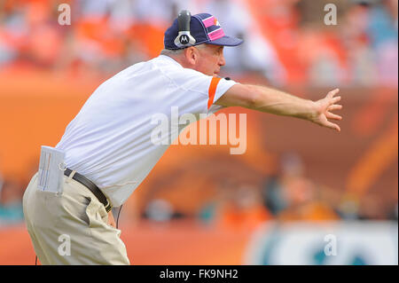 Miami, Fla, USA. 23. Oktober 2011. Denver Broncos Cheftrainer John Fox während der Broncos 18-15 Überstunden gewinnen gegen die Miami Dolphins im Sun Life Stadium am 23. Oktober 2011 in Miami, Florida. ZUMA PRESS/Scott A. Miller. © Scott A. Miller/ZUMA Draht/Alamy Live-Nachrichten Stockfoto