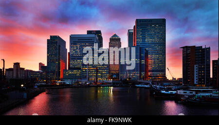 Canary Wharf, London, UK. 7. März 2016. Die Landschaft der Stadt Sonnenuntergang in Canary Wharf, London, England am 7. März 2016. Bildnachweis: CPRESS PHOTO LIMITED/Alamy Live-Nachrichten Stockfoto