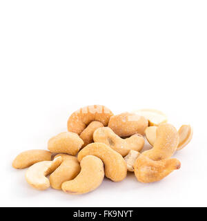 Cashew- oder indische Nüsse geröstet und gesalzen mit weißem Hintergrund, natürlichen, quadratischen Rahmen mit flachen Fokus Stockfoto