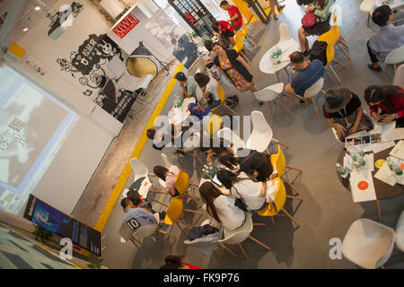 Kunststudenten während der Vorlesung, Guangzhou, China Stockfoto