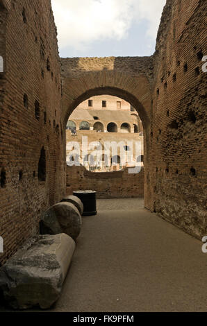 Im Kolosseum als durch Torbogen gesehen. Stockfoto