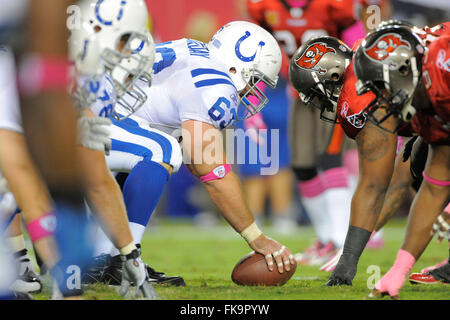 Tampa, Fla, USA. 3. Oktober 2011. Indianapolis Colts zentrieren Jeff Samstag (63) beim Colts 27-17 gegen die Tampa Bay Buccaneers im Raymond James Stadium am 3. Oktober 2011 in Tampa, Florida. ZUMA PRESS/Scott A. Miller © Scott A. Miller/ZUMA Draht/Alamy Live-Nachrichten Stockfoto