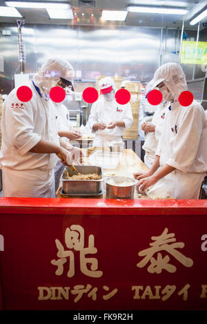 Köche bereiten Knödel bei Din Tai Fung Restaurant, Peking, China Stockfoto