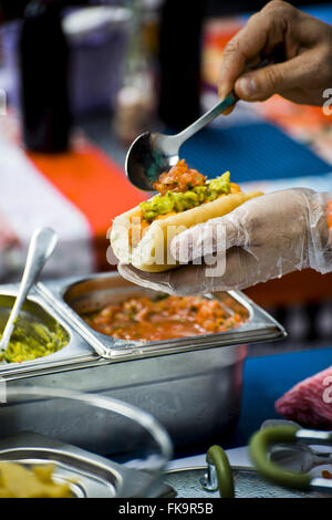 Mexikanische Hot Dogs in der Vila Madalena Gastronomica Fair gekocht wird Stockfoto