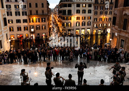 Militärkapelle spielt ein Konzert auf der ersten Ebene der Piazza di Spagna.  Großen Publikum beobachtet. Piazza di Spagna Stockfoto