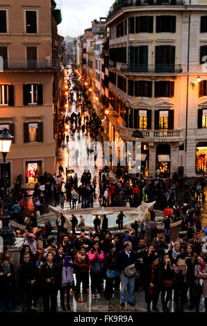 Große Menge, die gerade ein Konzert auf der Piazza di Spagna, Nachtlichter komm im Hintergrund. Piazza di Spagna Stockfoto