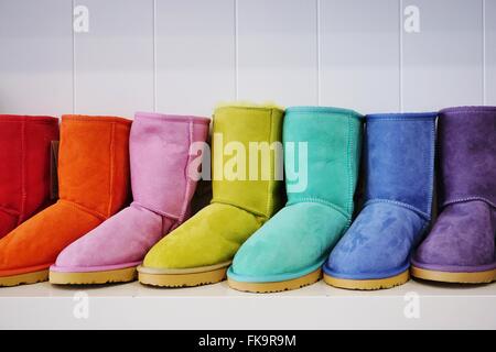 Warme, flauschige Schaffell australische Stiefel in vielen Farben Stockfoto