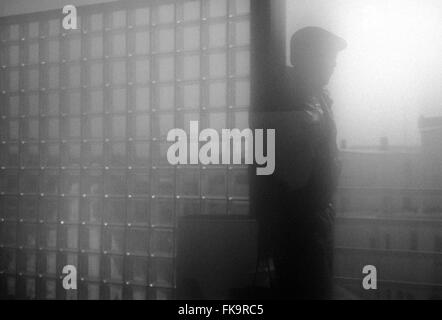 Silhouette des Mannes und Block Glas, Amtrak Train Station, New Jersey, USA Stockfoto