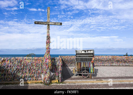 Farbbänder aus unser Herr Bonfim aufgereiht an Wand in Arraial d &#39; Bezirk Hilfe Stockfoto