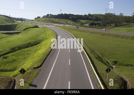 SP-070 Autobahn Gouverneur Carvalho Pinto bei km 97 Stockfoto