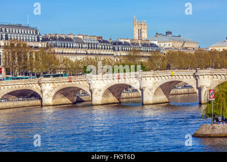 Pont Neuf, älteste Brücke über den Fluss Seine in Paris, Frankreich Stockfoto