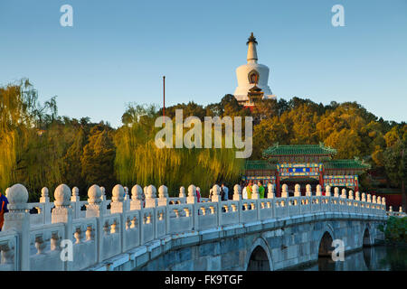 Weißer Turm auf Jade Blumeninsel im Atlantik, Runde Stadt oder Stadt der Harmonie im Beihai-Park, Peking, China Stockfoto