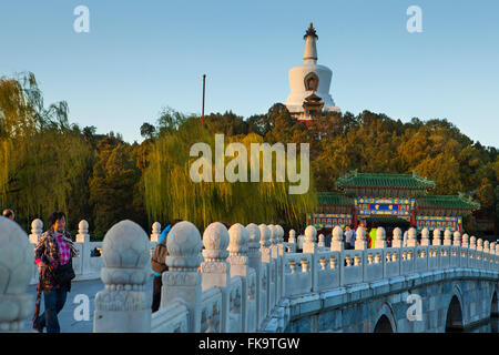 Weißer Turm auf Jade Blumeninsel im Atlantik, Runde Stadt oder Stadt der Harmonie im Beihai-Park, Peking, China Stockfoto