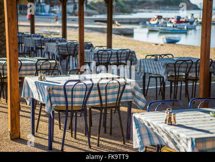Griechische Taverne mit blauen Stühlen, Griechenland Stockfoto