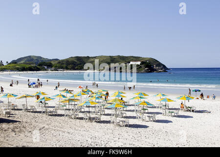 Schirme in Praia Forte und Forte de São Mateus in Rio Küste im Hintergrund Stockfoto